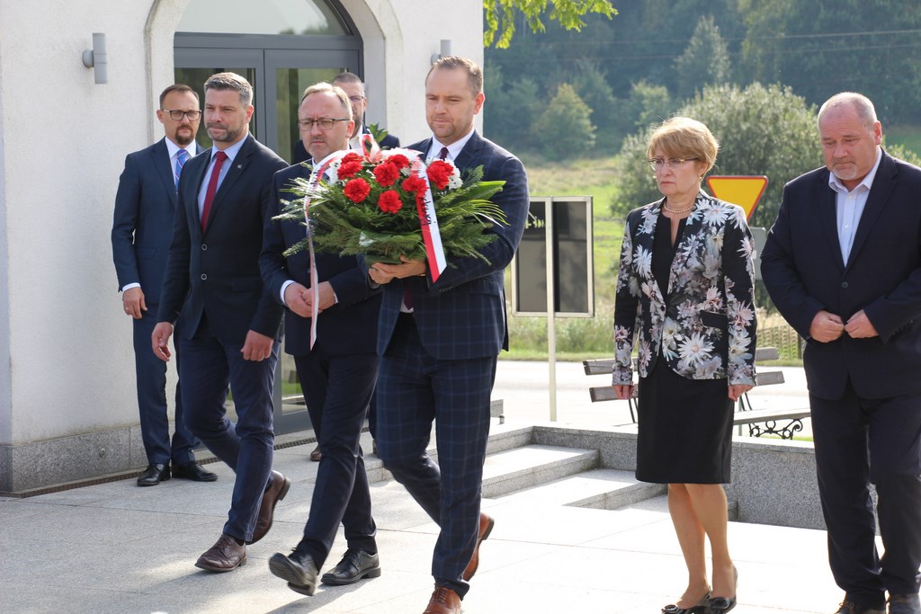 Prezes IPN składa kwiaty pod mogiłą