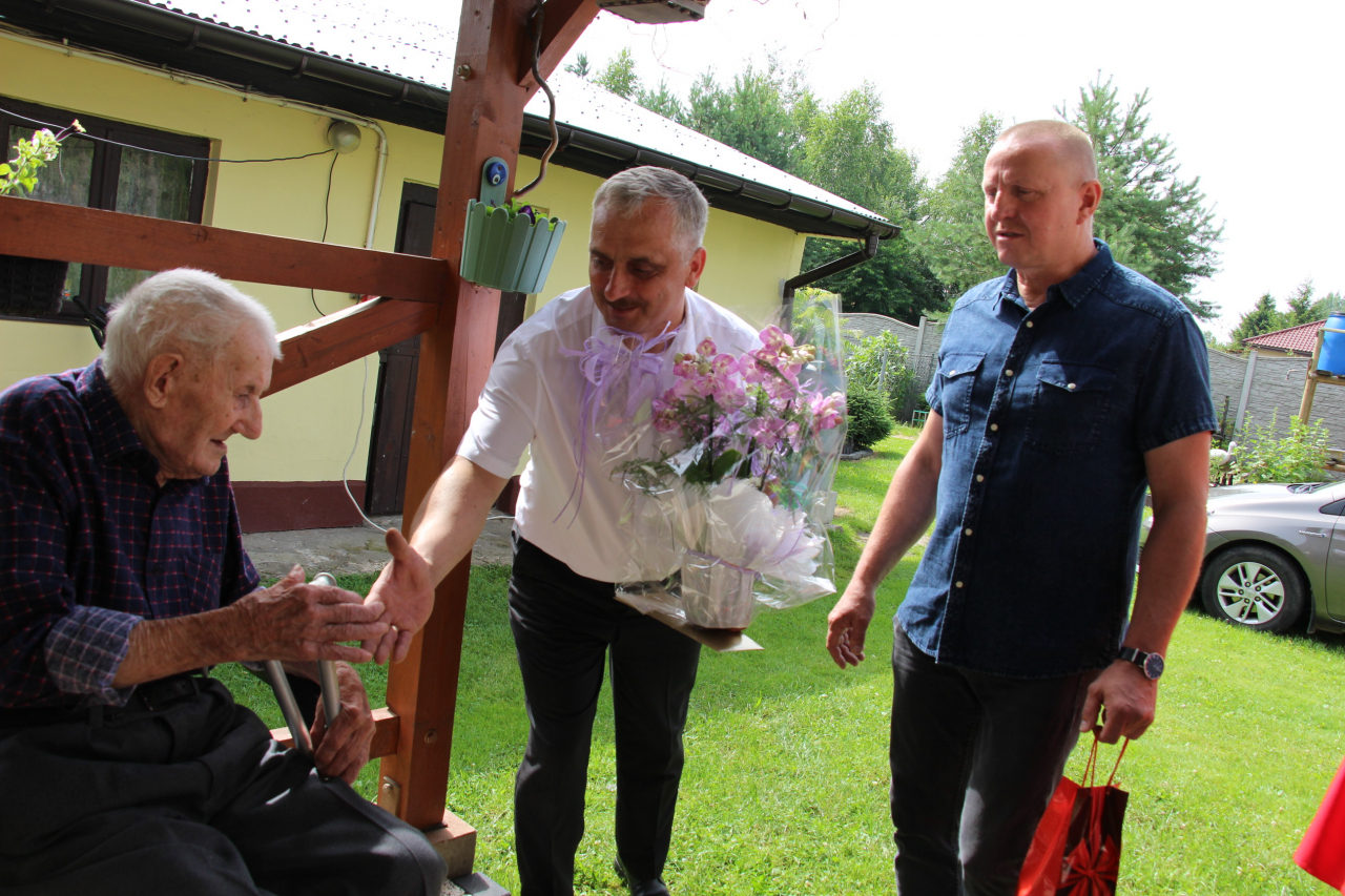 Życzenia składają  radny oraz sołtys Mostek