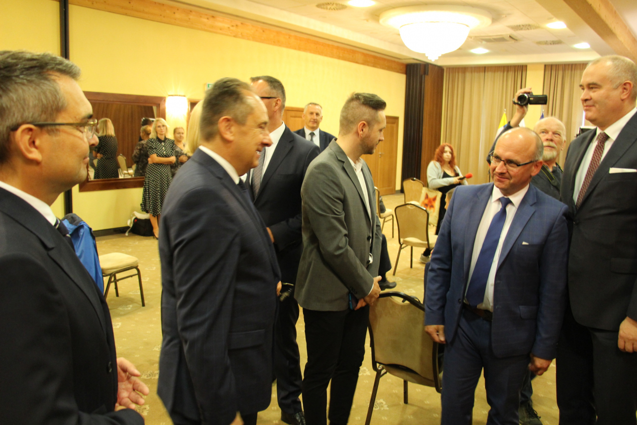 Burmistrz Cezary Błach wśród uczestników spotkania
