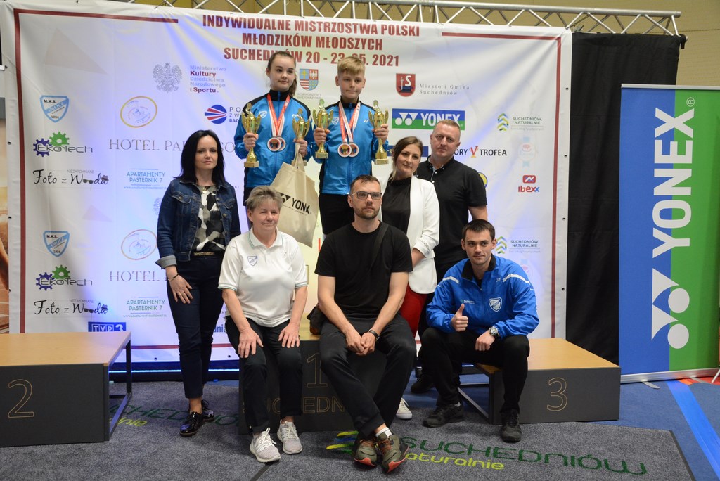 Suchedniowscy medaliści z rodzicami i trenerami