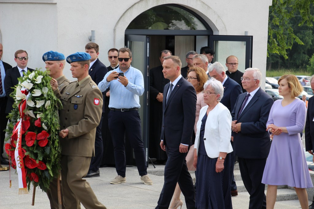 Prezydent Andrzej Duda składa wieniec