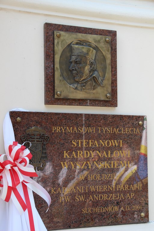 Pamiątkowa tablica poświęcona kardynałowi Wyszyńskiemu