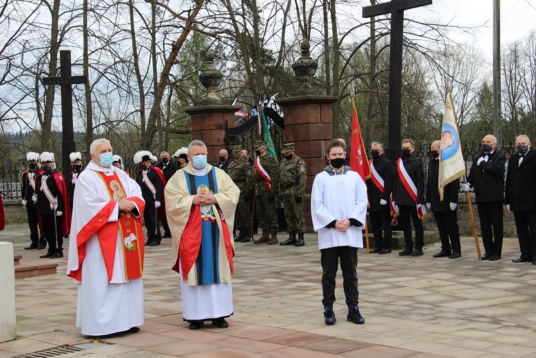 Księża witają przed kościołem