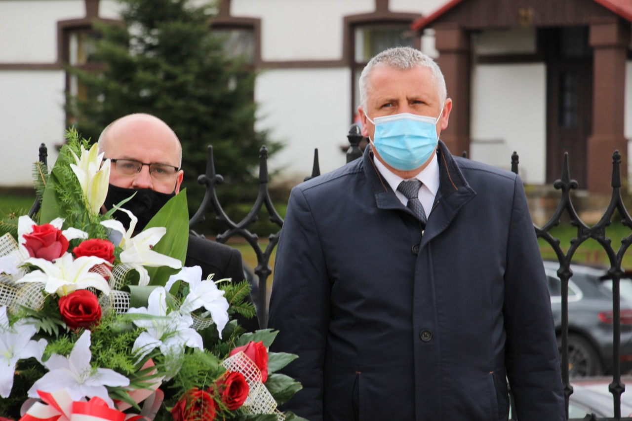 Burmistrz i Przewodniczący Rady Miejskiej składają kwiaty