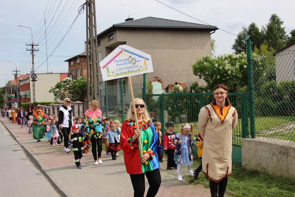 Przedszkolaki idą w korowodzie