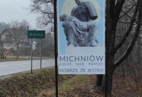 Tablica na granicy Gminy Suchedniów "MICHNIÓW. ŁĄCZY NAS PAMIĘĆ. DOBRZE, ŻE JESTEŚ" 