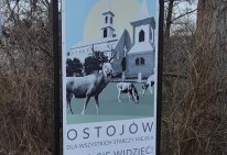 Tablica na granicy Gminy Suchedniów "OSTOJÓW. DLA WSZYSTKICH STARCZY MIEJSCA. MIŁO CIĘ WIDZIEĆ" 